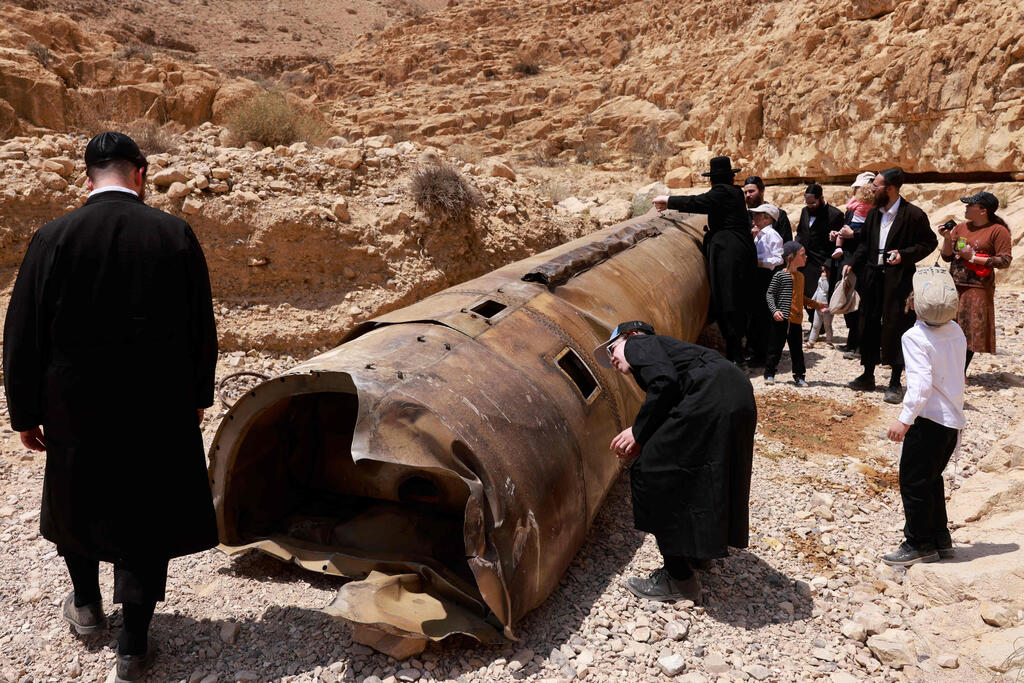 חלק מטיל איראני שיורט בנגב במטח הקודם (צילום: Menahem Kahana / AFP) חלק מטיל איראני שיורט בנגב