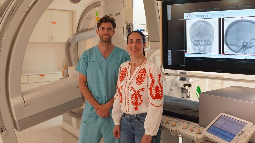 עדי גולי וד"ר רן בראונר בחדר הצנתורים בבילינסון (צילום: דוברות בילינסון) עדי גולי וד"ר רן בראונר בחדר הצנתורים בבילינסון