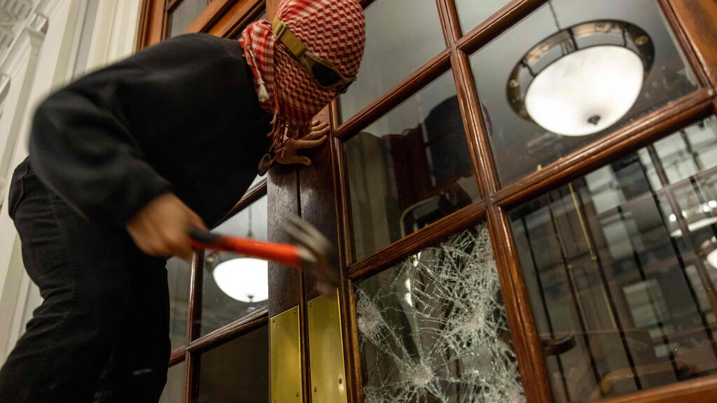 צילום: Alex Kent / GETTY IMAGES NORTH AMERICA / AFP מפגינים פרו פלסטינים באוניברסיטת קולומביה