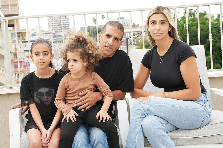 "הילדים בוכים ומבקשים את הדברים שלהם". משפחת אוחנה (צילום: אפי שריר) yk13904522