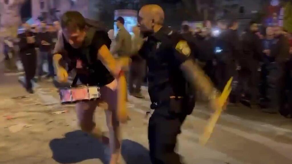 עימותים בין המשטרה למשפחות החטופים במצודת זאב