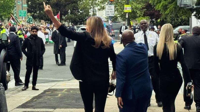 Jenner showing a middle finger to a crowd of pro-Palestinian protesters (Photo: Instagram) קייטלין ג'נר