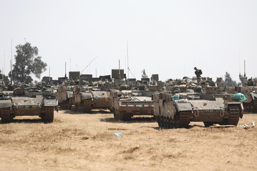כוחות צה"ל בגבול עזה, ליד רפיח (צילום: EPA/ATEF SAFADI) כוחות צה"ל בגבול עזה ליד רפיח