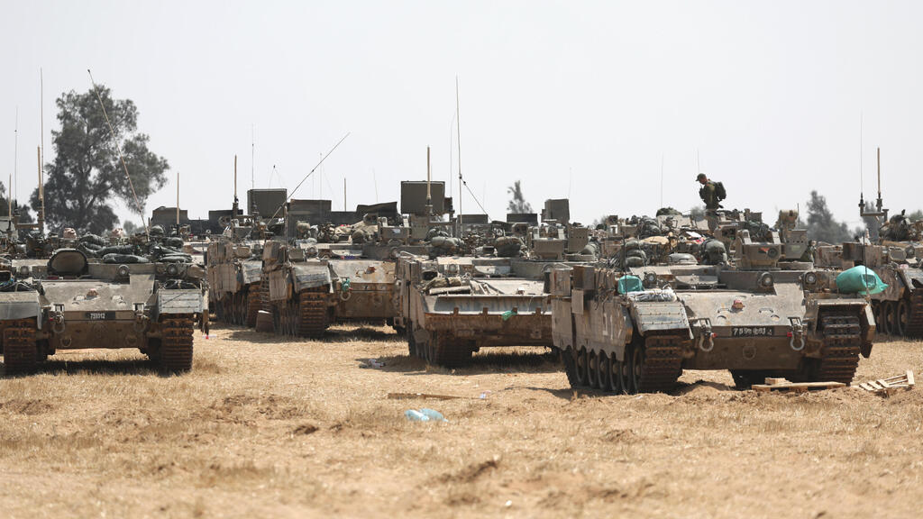 IDF forces near Rafah (Photo: EPA/ATEF SAFADI) כוחות צה"ל בגבול עזה ליד רפיח
