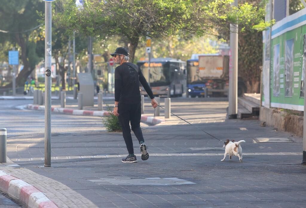 טיול עם הכלב. יובל בנאי (צילום: מוטי לבטון) פפראצי יובל בנאי