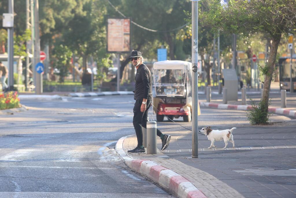 "יאללה, חוצים!" (צילום: מוטי לבטון) פפראצי יובל בנאי