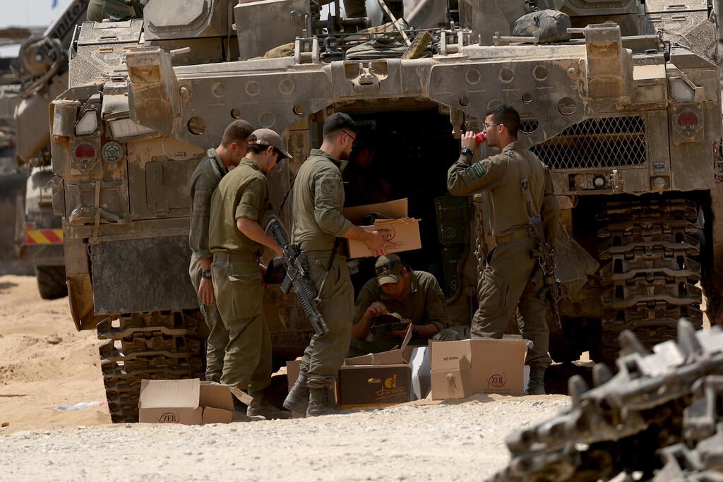 כוחות צה"ל בגבול עזה ליד רפיח (צילום: EPA/ATEF SAFADI) כוחות צה"ל בגבול עזה ליד רפיח