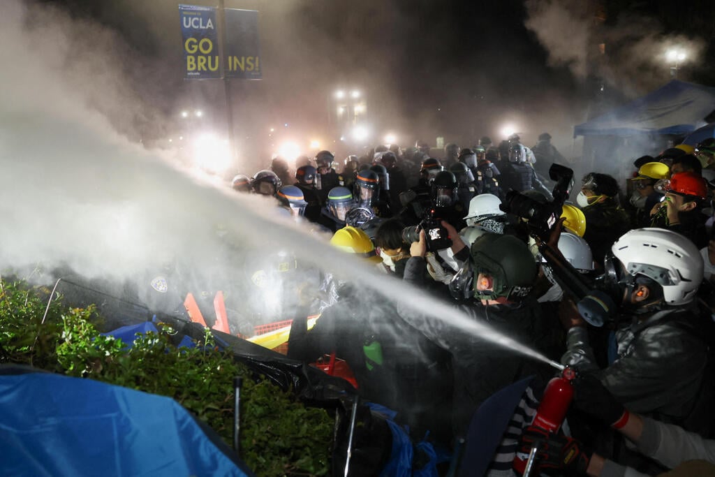 העימותים ב-UCLA, ביום שלישי (צילום: REUTERS/Aude Guerrucci) אוניברסיטת קליפורניה לוס אנג'לס פינוי מפגינים פרו פלסטינים מאהל מחאה שוטרים
