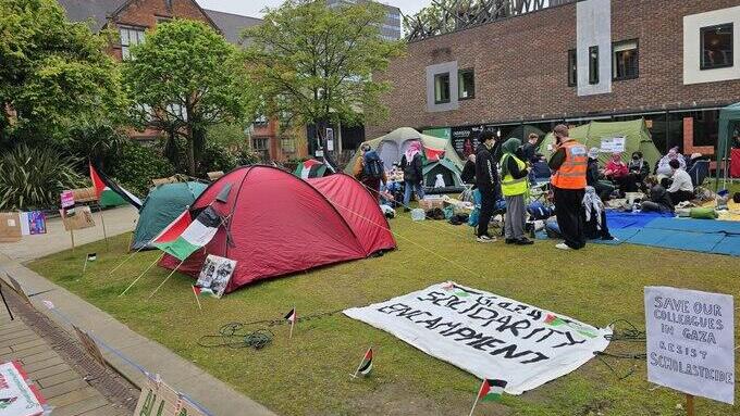 בריטניה קמפוסים אוניברסיטה הפגנות נגד ישראל בעד פלסטינים מאהלי מחאה