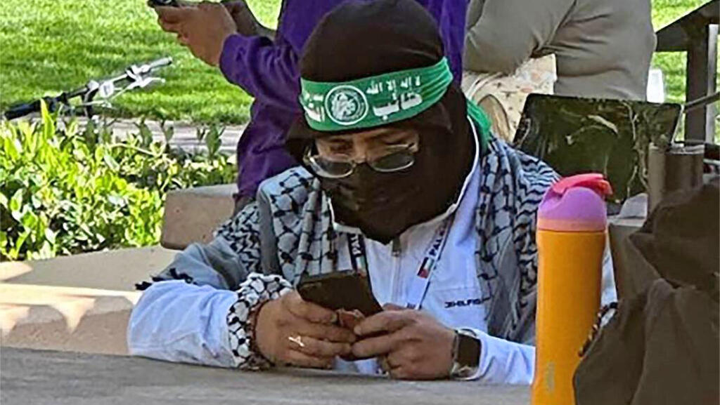 סטודנט לבוש כפעיל חמאס בסטנפורד סטודנט לבוש כפעיל חמאס בסטנפורד