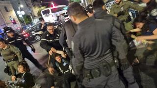 המשטרה עוצרת מפגינים בכיכר פריז בירושלים