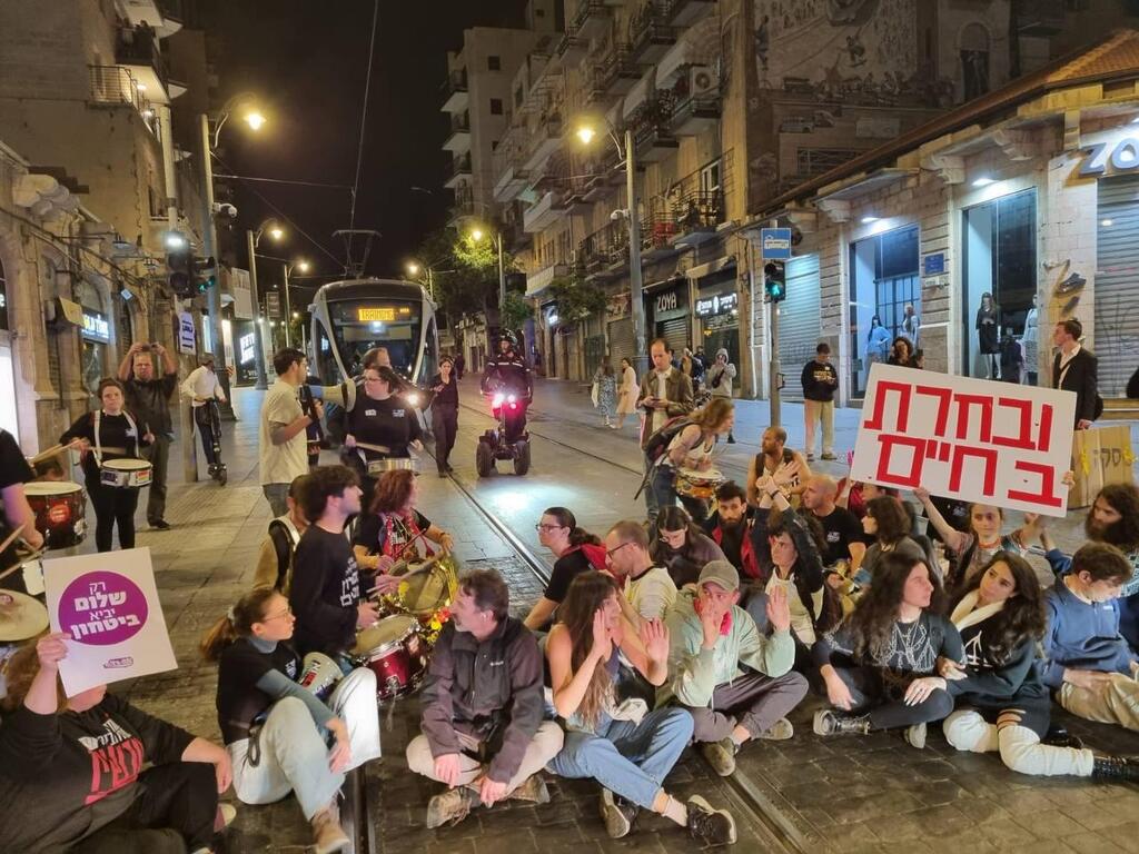 מפגינים חוסמים את הרכבת הקלה בירושלים מפגינים חוסמים את הרכבת הקלה בירושלים