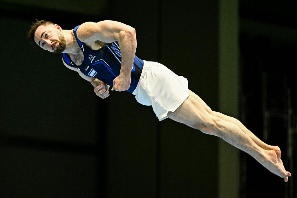 In midair (Photo: GABRIEL BOUYS / AFP) דולגופיאט