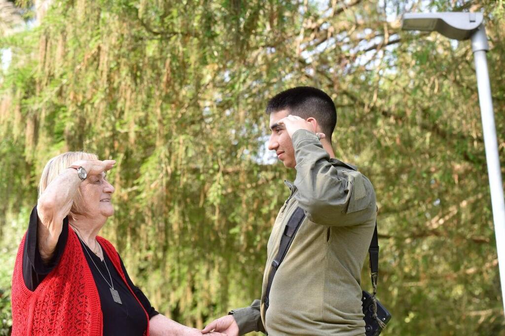 עמרי גנדלמן וסבתו ציפי (צילום: שרון צור) עמרי גנדלמן וסבתו ציפי גנדלמן