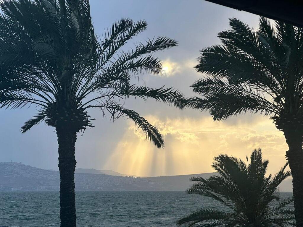 עין גב (צילום: תיירות עין גב) שקיעה בעין גב