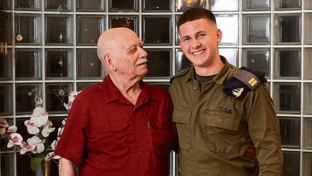 יעקב צוראון (84) ונכדו סגן טלאל הררי (21), חובל בשייטת 3 (צילום: אלעד גרשגורן) yk13910991