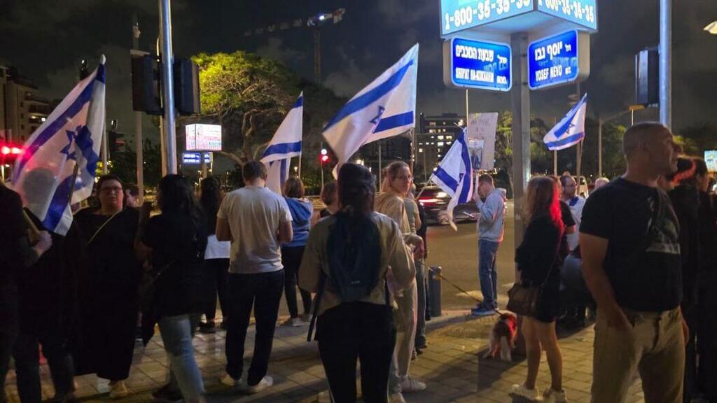 משפחות חטופים חוסמות כביש בקניון שבעת הכוכבים בהרצליה