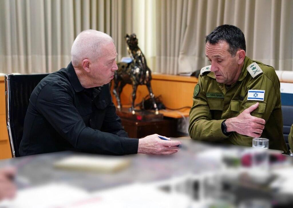 גלנט והרמטכ"ל מאשרים תוכניות להמשך הלחימה (צילום: אריאל חרמוני, משרד הביטחון) שר הביטחון יואב גלנט עם הרמטכ״ל רב-אלוף הרצי הלוי וראש אגף המבצעים בצה״ל האלוף עודד בסיוק