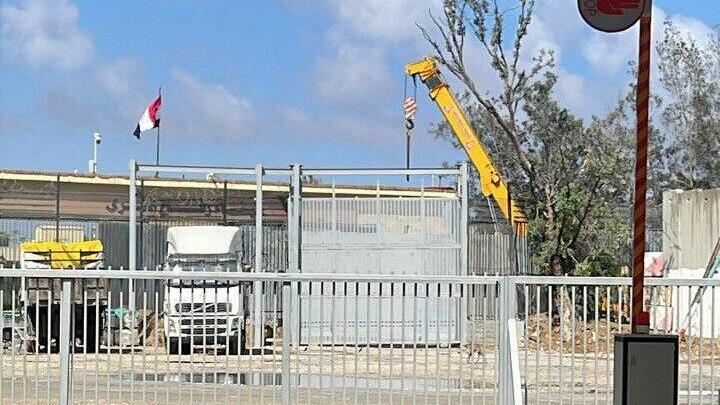 במצרים טענו שמעבר רפיח נאטם בבטון, גורם בכיר הכחיש שלטונות המצרים סוגרים את מעבר רפיח בבטון