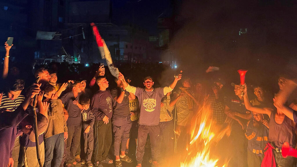 Gazans celebrate possible cease-fire (Photo: REUTERS/Doaa Al Baz) עזתים חוגגים את הפסקת האש