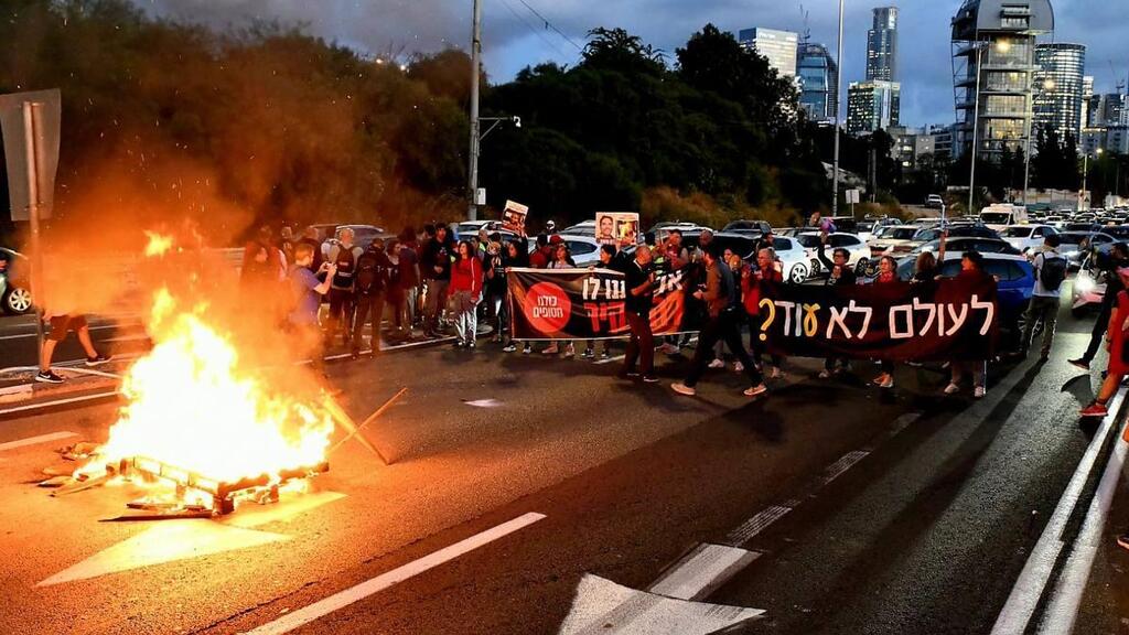 משפחות חטופים חוסמות את איילון צפון
