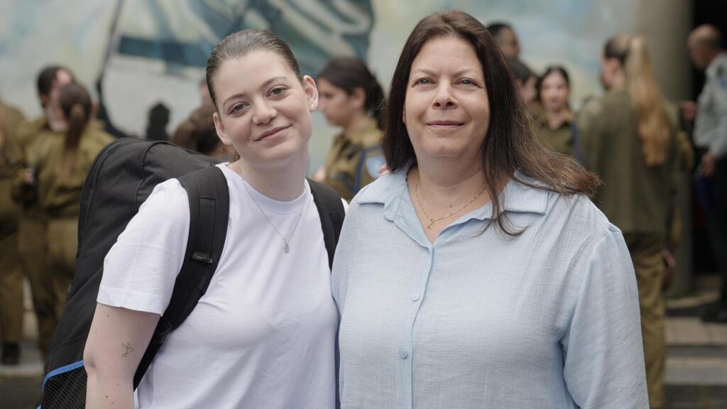 נגה וייס ואמה שירי בלשכת הגיוס, הבוקר (צילום: דובר צה"ל) נגה וויס ואמה בלשכת הגיוס