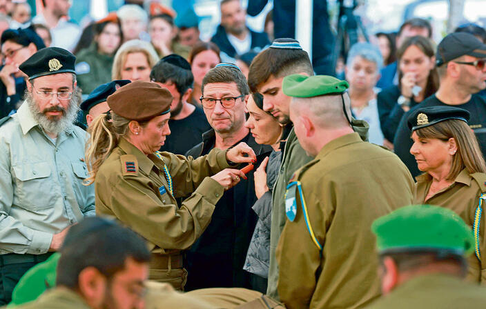 הלוויתו של סמל מיכאל רוזל ז"ל, אתמול | צילום: טל שחר yk13913619