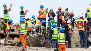 דרום אפריקה מאמצי חילוץ בניין ש קרס עשרות לכודים