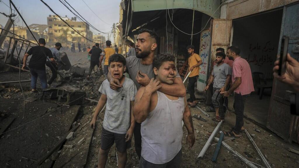 Yasser Qudih's winning photograph (Photo: REUTERS/Yasser Qudih) צילום של יאסר קודיח, ובו נראים גבר ושני אחייניו לאחר מתקפה בעזה