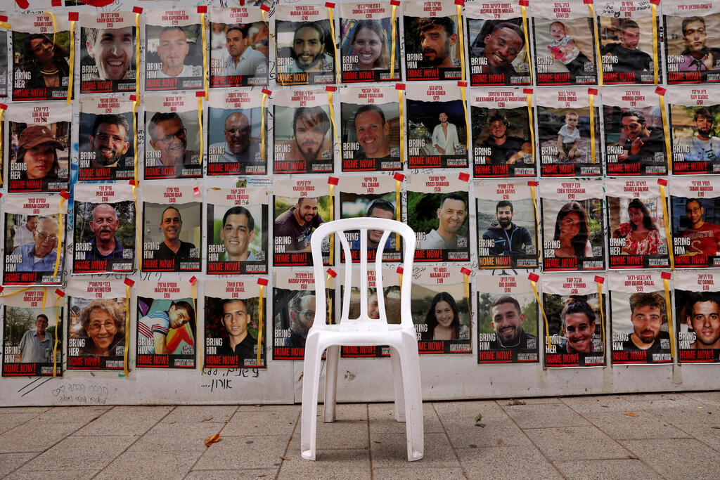 תמונות החטופים בתל אביב, ארכיון (צילום: REUTERS/Shannon Stapleton) מחאה למען שחרור חטופים תל אביב
