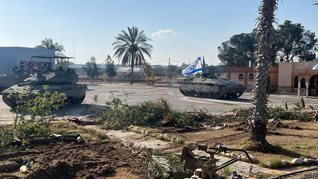 טנקים של צה"ל במעבר רפיח, עם תחילת הפעולה (צילום: דובר צה"ל) תיעוד: כניסת כוחות צוות הקרב של חטיבה 401 למעבר רפיח בצידו העזתי