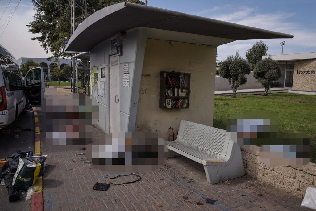Ammar Awad's winning photo from October 7 (Photo: REUTERS/Ammar Awad) נרצחים במתקפת חמאס ב-7 באוקטובר במיגונית בשדרות