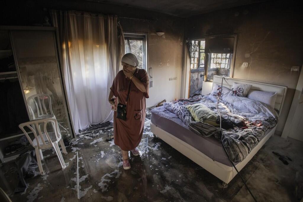 An Israeli woman in Ashkelon after her home was hit by a Hamas rocket (Photo: REUTERS/Amir Cohen) אישה בבית שכניה באשקלון שנפגע מפגיעת טיל של חמאס ב-7 באוקטובר