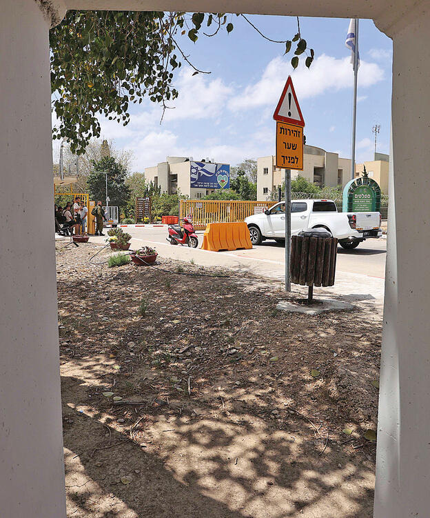 מבט אל שער מפלסים מתוך המיגונים שבה נרצחו ארבעה ישראלים (צילום: גדי קבלו) yk13897833
