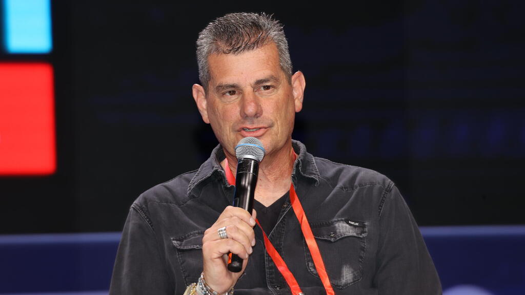 "היא הקדימה אותי וכתבה לי 'מצאו אותה, אימא מבקשת שתבוא להלוויה'". איתן גליקמן בוועידת "האנשים של המדינה" (צילום: יריב כץ) ועידת "האנשים של המדינה"