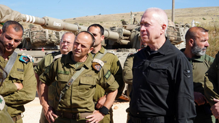 שר הביטחון גלנט בעוצבת הגליל, סמוך לגבול הצפון