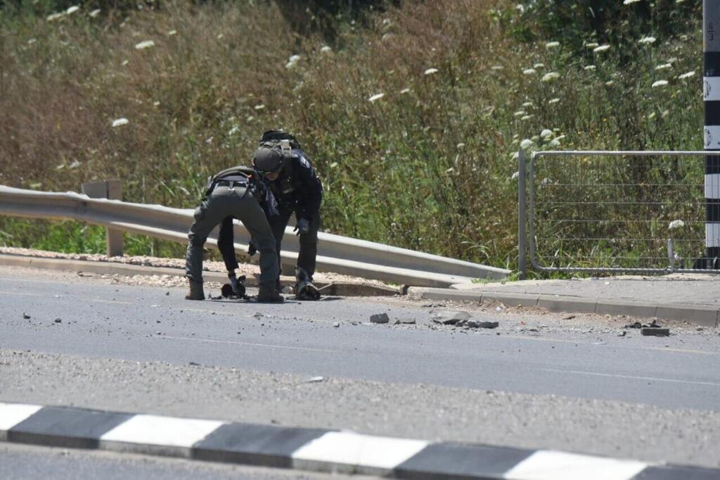 פינוי הרקטה מצומת הגומא, היום (צילום: אביהו שפירא) זירת פיצוץ הטיל בצומת גומא