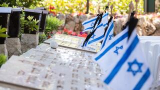 משפחות שכולות עולות להר הרצל לקראת טקס יום הזיכרון