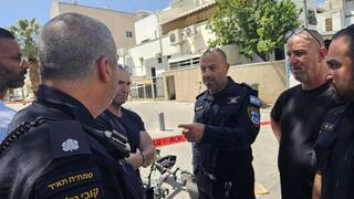 זירת הרצח בתל אביב שוטרי מחוז ת"א פתחו בחקירת אירוע רצח שאירע היום בת"א הקורבן פונה במצב אנוש ובהמשך נקבע מותו