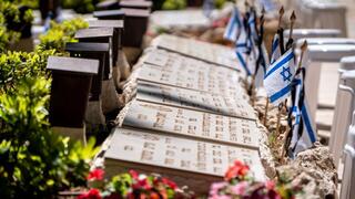 משפחות שכולות עולות להר הרצל לקראת טקס יום הזיכרון