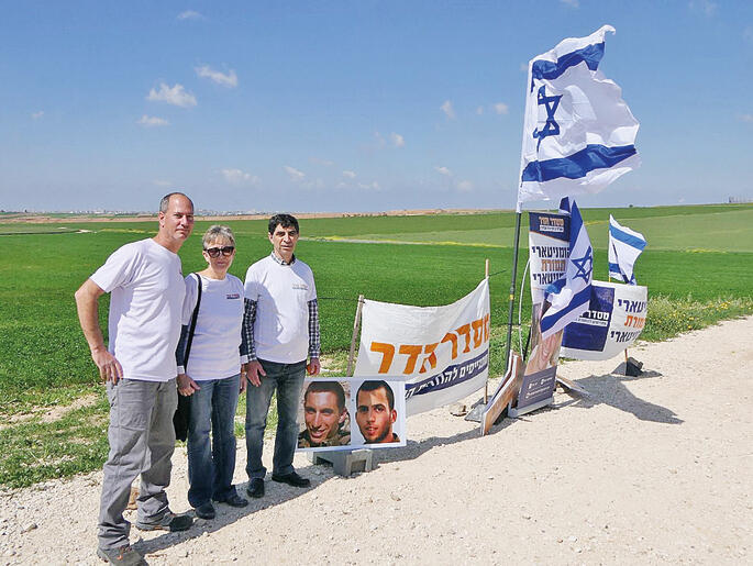 אלעד קציר ז"ל (משמאל) עם שמחה ולאה גולדין, סמוך לגבול עזה. המנהיגות זקוקה לחשבון נפש (צילום: אבי נבי) yk13918333