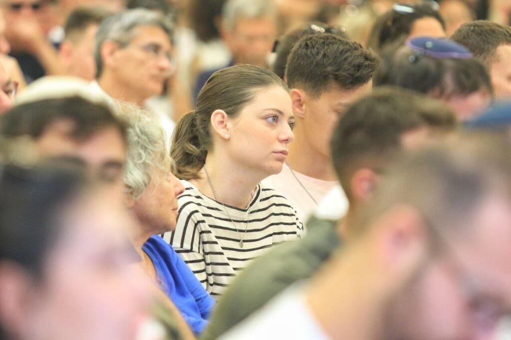 גם נוגה וייס, שחזרה מהשבי והתגייסה לאחרונה, השתתפה באירוע (צילום: מאיר אבן חיים) טקס הוקרה לזכר 33 החיילים, השוטרים, אנשי מערכת הביטחון וחברי כיתת הכוננות שנפלו ב-7 באוקטובר בקיבוץ בארי