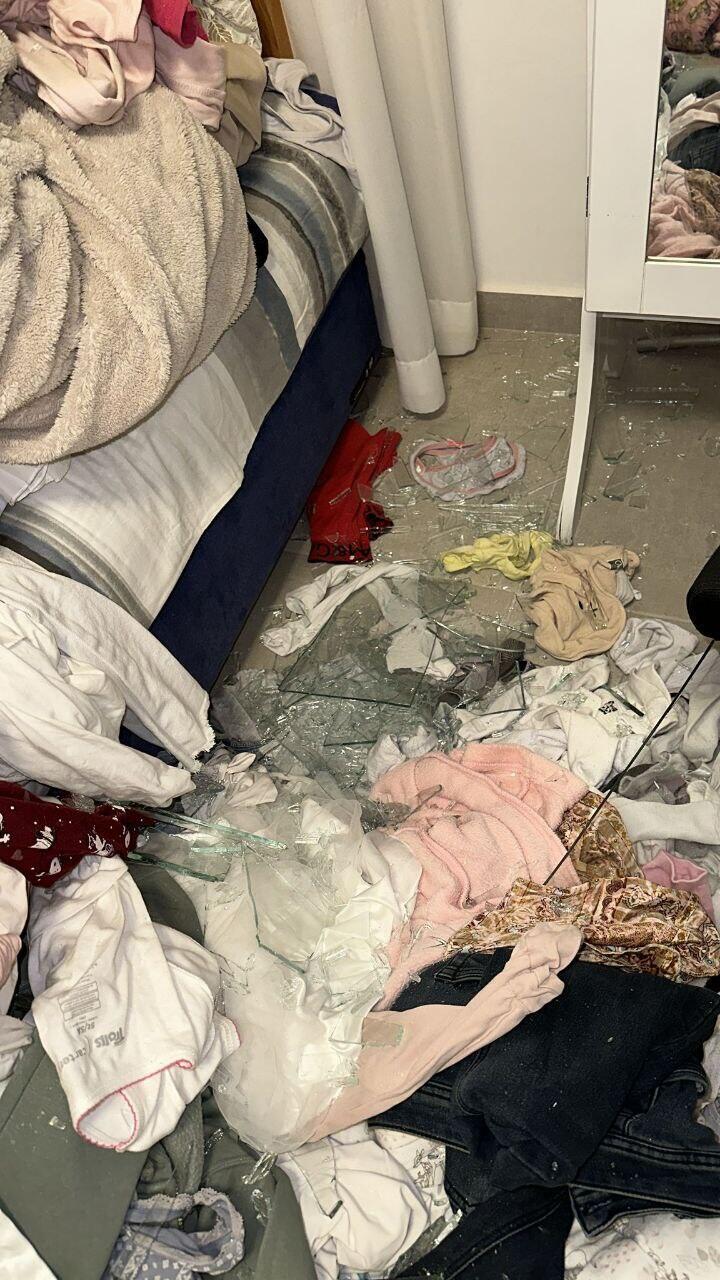 Be'er Sheva home damaged by Gaza rocket פגיעה בדירה בביניין בבאר שבע