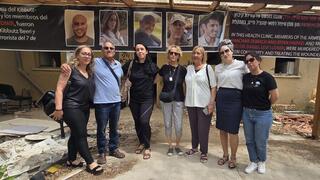 משפחות הנרצחים במרפאה בבארי, לאחר הטקס