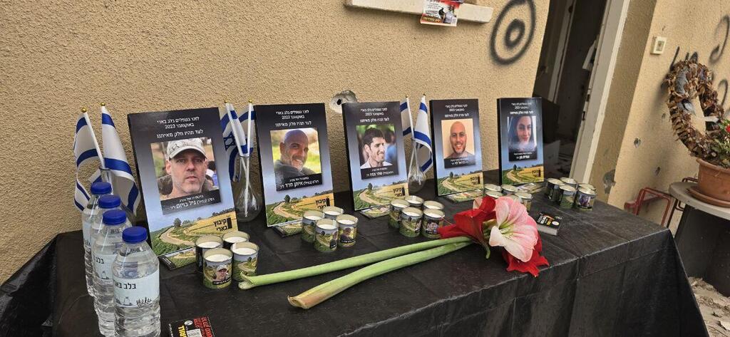 טקס במרפאה בבארי, לזכר הנרצחים בקיבוץ ( צילום: מאיר אבן חיים) משפחות הנרצחים במרפאה בבארי, לאחר הטקס