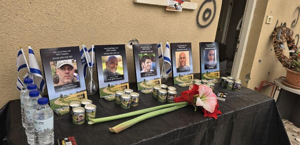 נרות נשמה לזכר החללים בקיבוץ (צילום: מאיר אבן חיים) משפחות הנרצחים במרפאה בבארי, לאחר הטקס
