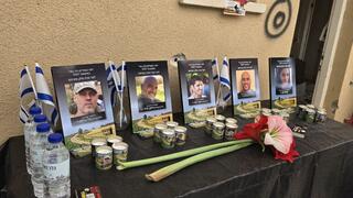 משפחות הנרצחים במרפאה בבארי, לאחר הטקס משפחות הנרצחים במרפאה בבארי, לאחר הטקס