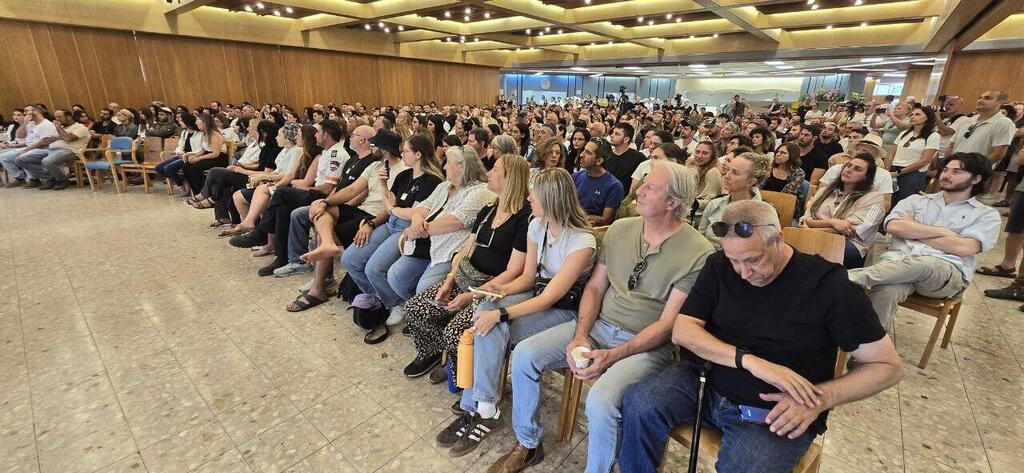 טקס ההוקרה לנופלים על הגנת קיבוץ בארי (צילום: מאיר אבן חיים) טקס הוקרה לזכר 33 החיילים, השוטרים, אנשי מערכת הביטחון וחברי כיתת הכוננות שנפלו ב-7 באוקטובר בקיבוץ בארי