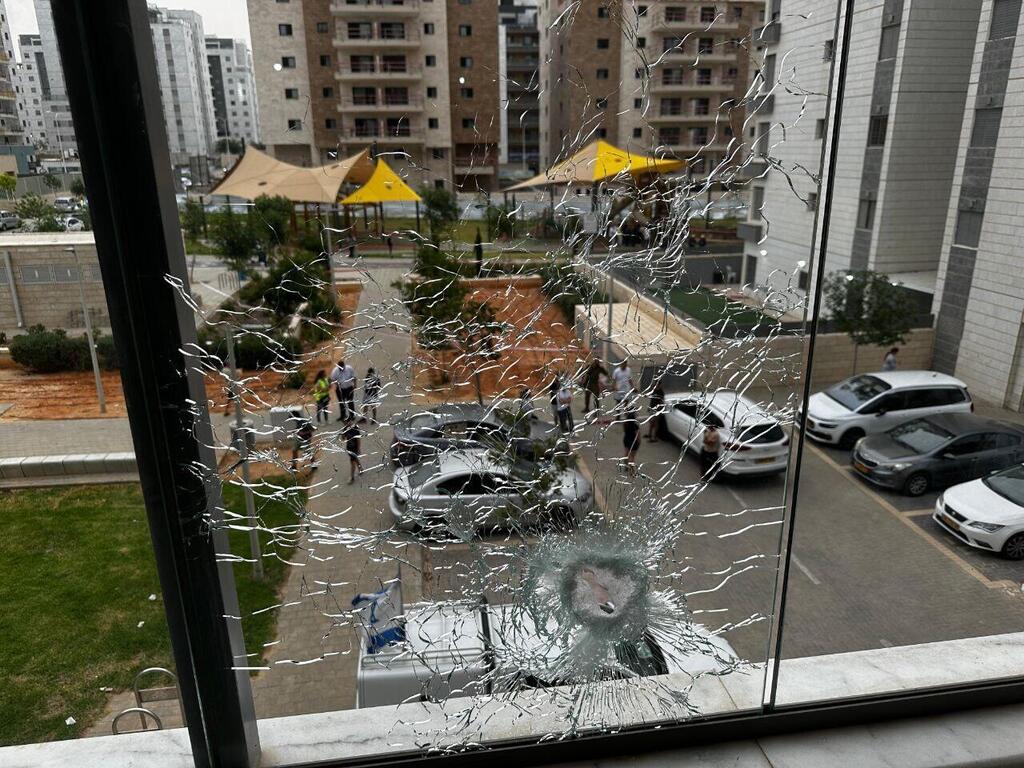 Window of Be'er Sheva home shattered by shrapnel from Gaza Rocket מהדירה של אושר לוי בבאר שבע