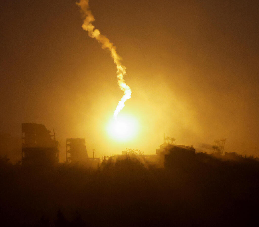 תקיפות צה"ל בצפון הרצועה, אמש (צילום: REUTERS/Amir CohenP) תקיפות צה"ל ברצועה